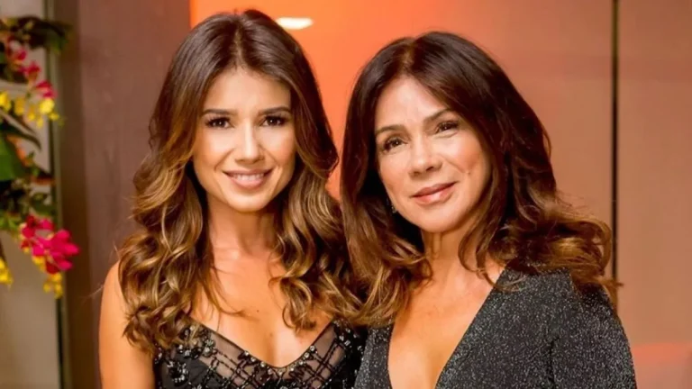 Paula Fernandes posta foto com a mãe e aparência choca: 'Irmãs?' (Foto: Reprodução/Instagram)
