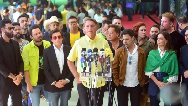 Leonardo e demais sertanejos em coletiva às vésperas da eleição (Foto: Divulgação)