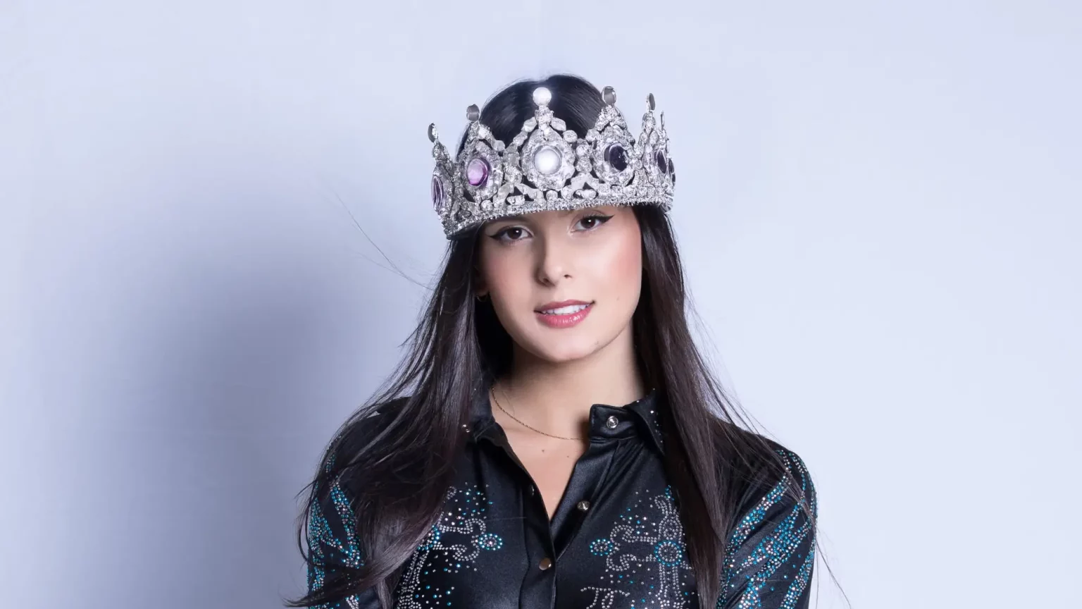 Ana Castela já é considerada a nova “Rainha do Sertanejo”, e título divide opiniões Ana Castela domina a TV e causa polêmica ao ser coroada “Rainha do Sertanejo”