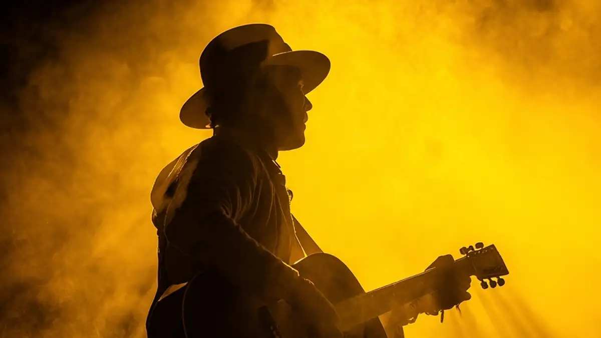 Artista Regis Araújo passou por cirurgia e quadro de saúde é estável após ataque (Foto: Inteligência Artificial)