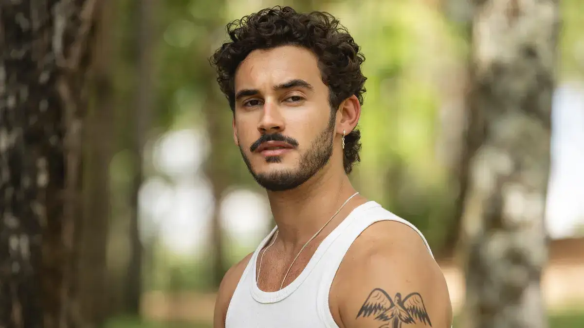 Filipe Bragança lança Fora do Compasso com Maiara & Maraisa em estreia musical de Coração Acelerado Filipe Bragança vive astro sertanejo João Raul e mistura ficção com realidade no novo single (Foto: Divulgação)