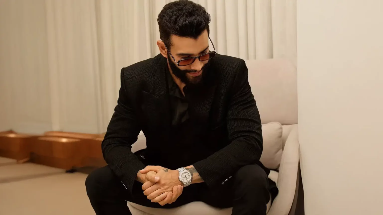 Gusttavo Lima ostenta relógio de R$ 2,8 milhões após festa com jatinhos em hangar particular Gusttavo Lima com relógio de R$ 2,8 milhões