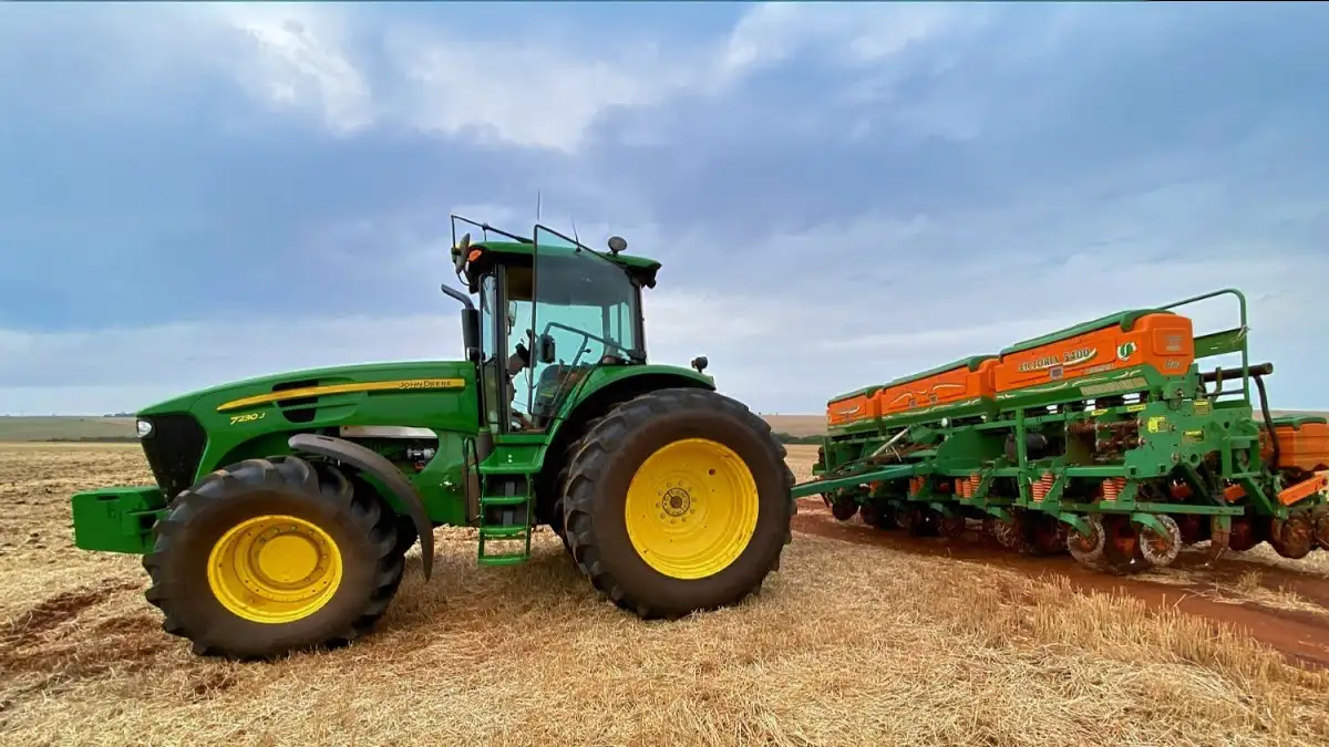Máquinas Agrícolas Premium: inovação e potência no agronegócio brasileiro Máquinas Agrícolas, John Deere 7230J