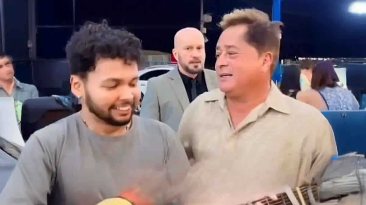 Leonardo faz dueto surpresa com Gabriel Cedric, cantor que chegou a Goiás com apenas R$ 75 Leonardo encontra fã em porta de supermercado e revive clássico “Deu Medo” (Foto: Reprodução YouTube)