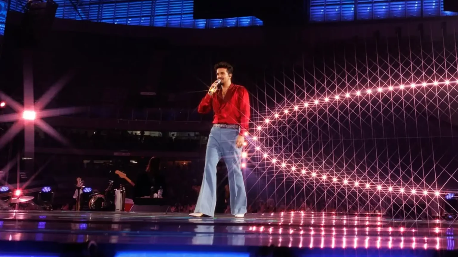 Luan Santana lota Arena da Baixada com Registro Histórico Show histórico reúne 30 mil fãs em Curitiba