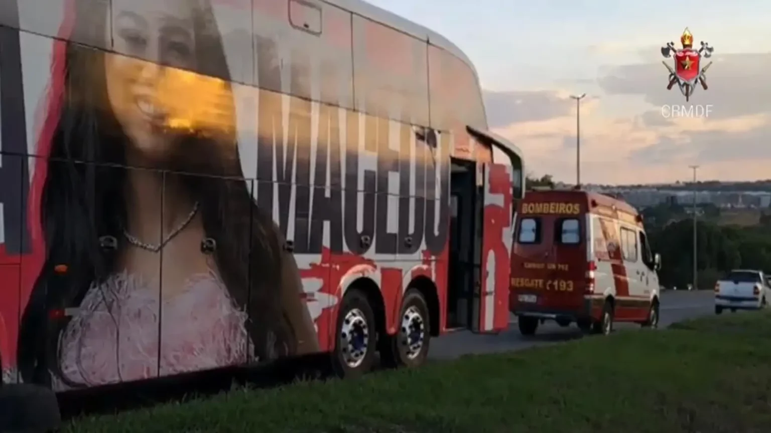 Ônibus da cantora sertaneja Allana Macedo vira cena de morte chocante: trabalhador esmagado na EPIA Norte Tragédia em Brasília: borracheiro morre esmagado enquanto trocava pneu do ônibus de Allana Macedo