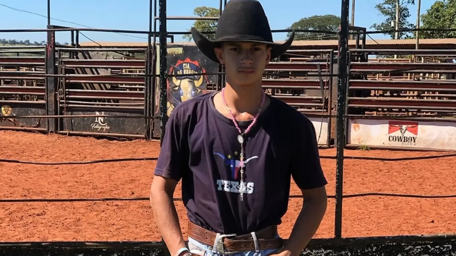 Peão de 18 anos morre após acidente em rodeio em Goiás; vídeo mostra queda Peão de 18 anos morre após acidente em rodeio