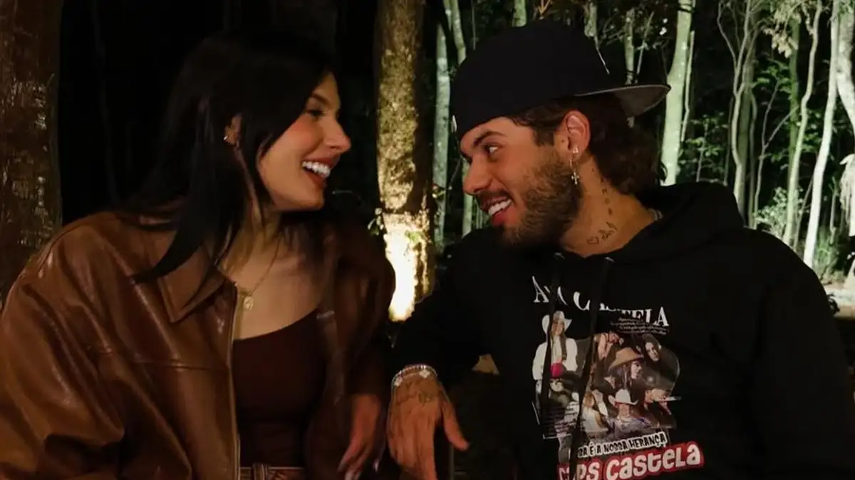 Zé Felipe posa com Ana Castela e detalhe no moletom chama atenção Zé Felipe, Ana Castela