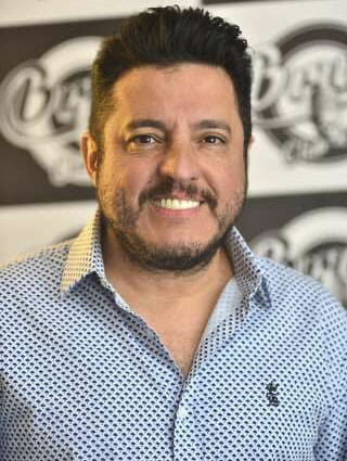 Após controvérsia, cantor sertanejo critica abusos em palco Após controvérsia, cantor sertanejo critica abusos em palco