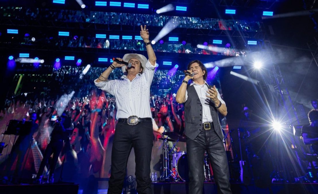 Chitãozinho e Xororó emocionam fãs no Navio CH&X com “Evidências” Chitãozinho e Xororó emocionam fãs no Navio CH&X com "Evidências"