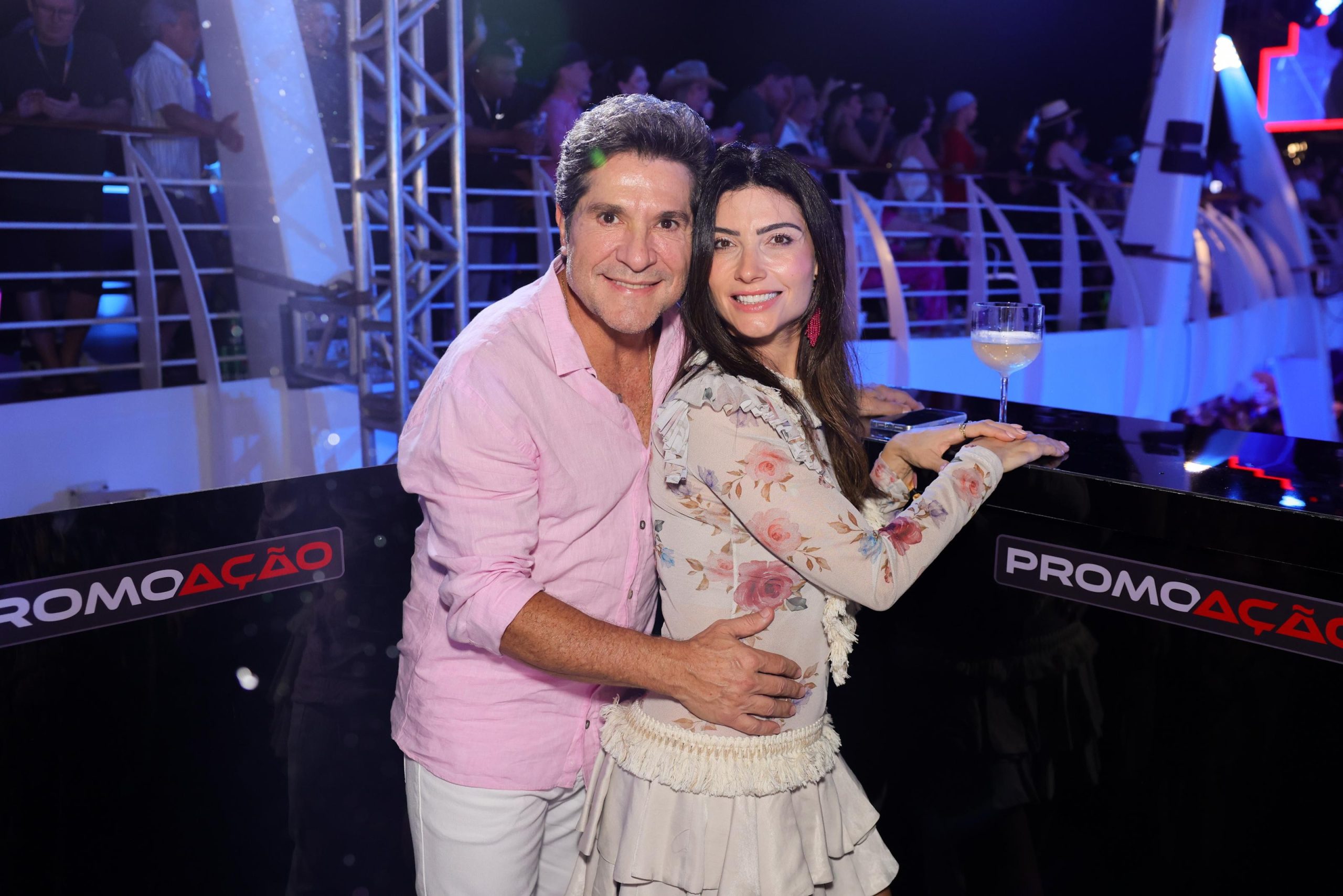 Daniel e sua esposa trocam carinhos em cruzeiro romântico