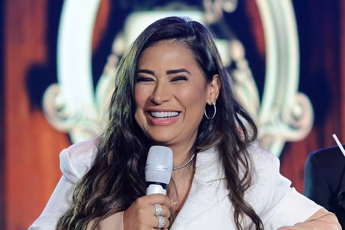 Descubra a luxuosa mansão de Simone Mendes com cinema e elevador