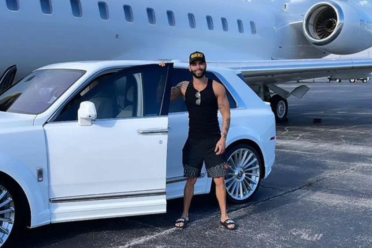 Gusttavo Lima exibe novo carro de luxo e gera repercussão Gusttavo Lima exibe novo carro de luxo e gera repercussão