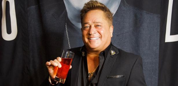 Leonardo compartilha truque curioso para driblar comida de avião Leonardo compartilha truque curioso para driblar comida de avião