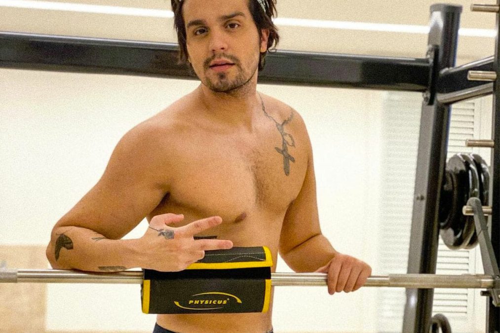 Luan Santana encanta fãs com suas fotos ousadas e irresistíveis Luan Santana encanta fãs com suas fotos ousadas e irresistíveis