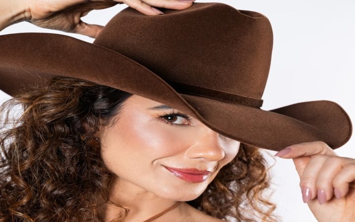 Paula Fernandes apresenta versão exclusiva de "Set Fire To The Rain"