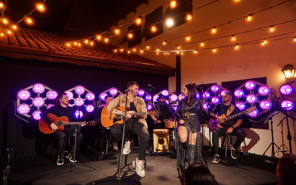 Pedro Vitor e Mariana revelam sua nova obra “RETRÔ-Visor” Pedro Vitor e Mariana revelam sua nova obra "RETRÔ-Visor"