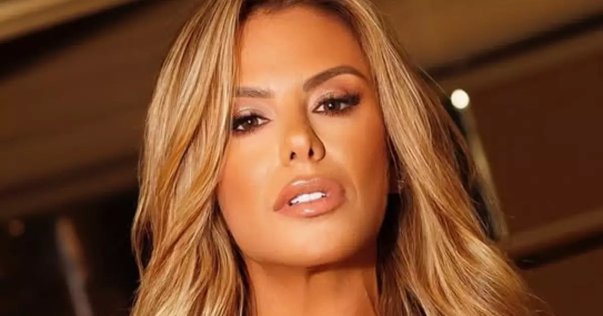 Poliana Rocha surpreende com look ousado que divide opiniões! Poliana Rocha surpreende com look ousado que divide opiniões!