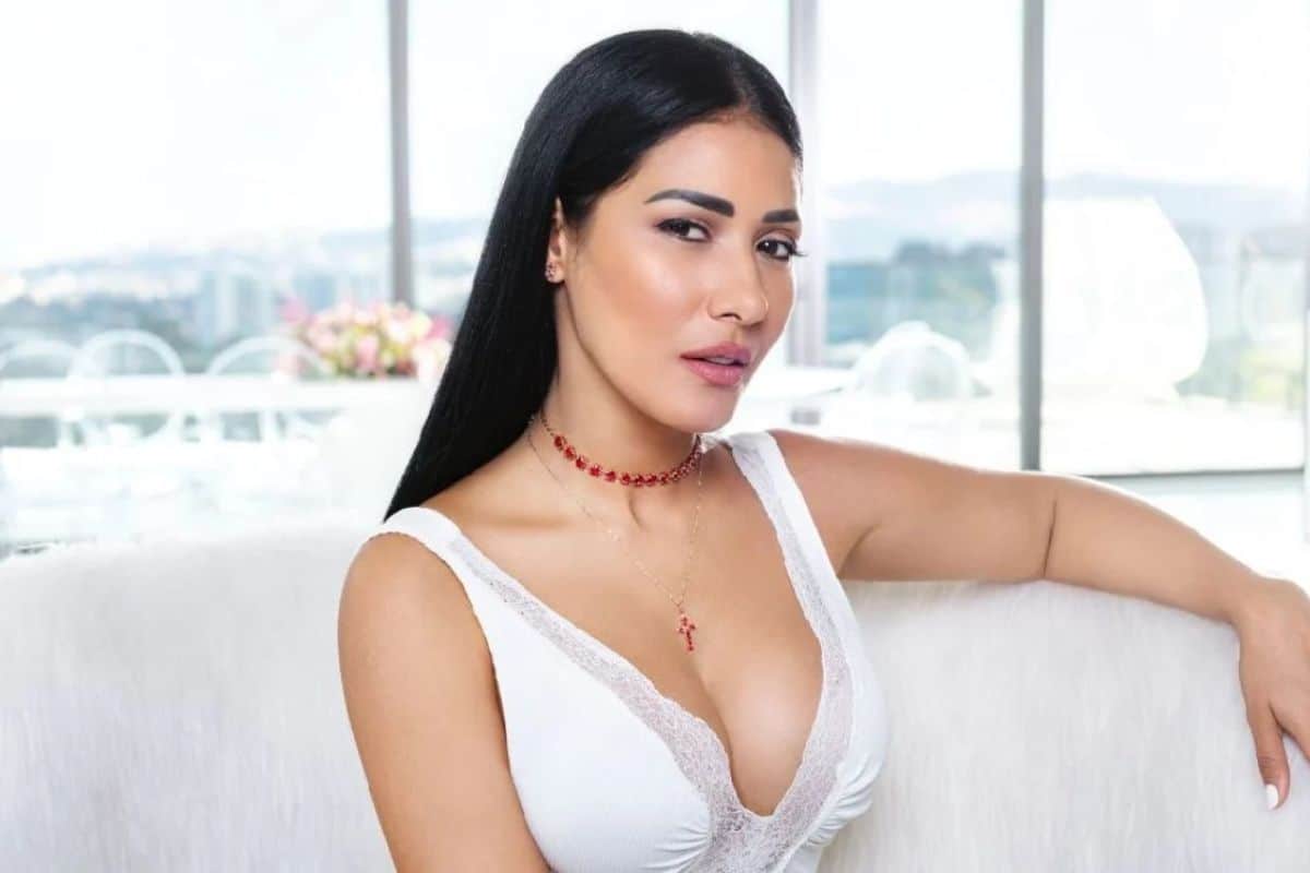 Simaria Mendes vive fase reclusa após separação de Simone e prefere o silêncio diante das polêmicas Após o fim da dupla Simone & Simaria, a cantora enfrenta críticas, brigas judiciais e opta por se afastar dos holofotes (Foto: Reprodução Redes Sociais)