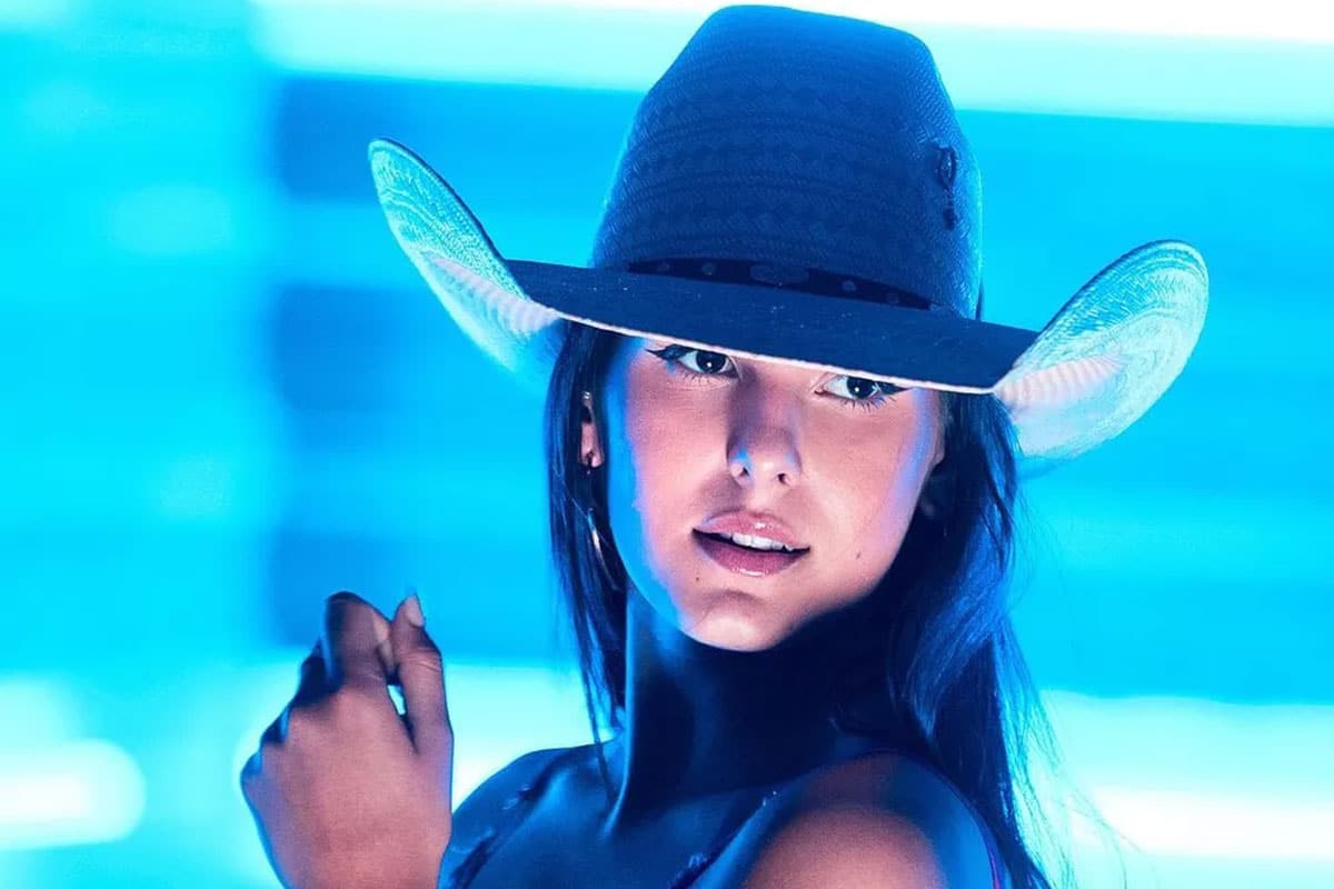 Ana Castela será a sucessora de Marília Mendonça? Irmão da Rainha da Sofrência debocha das comparações O crescimento meteórico de Ana Castela levanta comparações com Marília Mendonça, mas o irmão da cantora reage com ironia nas redes (Foto: Rede Sociais)