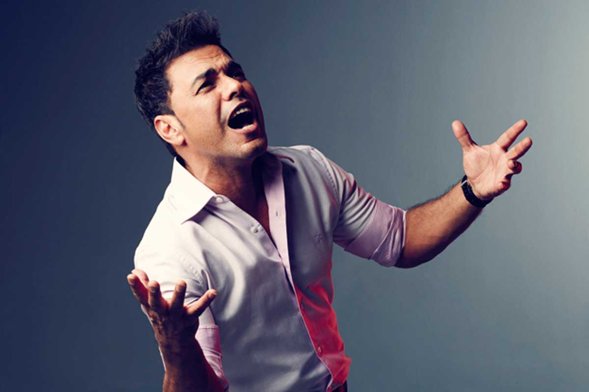 Zezé Di Camargo é acusado de agir por interesse ao atender fãs após show em São Paulo Zezé Di Camargo é acusado de agir por interesse ao atender fãs após show em São Paulo (Foto: Divulgação)