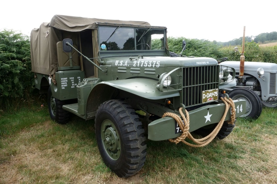Sertanejo surpreende ao adquirir tanque de guerra e arcar com IPVA Sertanejo surpreende ao adquirir tanque de guerra e arcar com IPVA