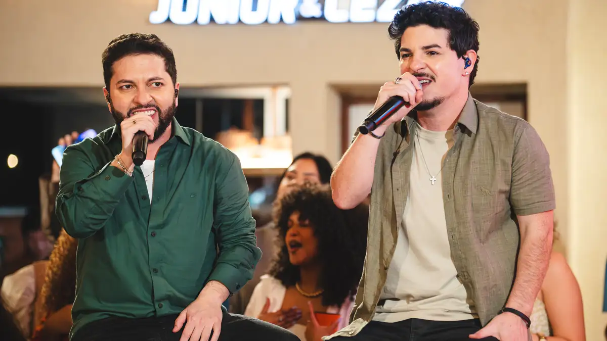 Júnior & Cézar gravam “Daquele Jeitão” em clima de resenha e autenticidade sertaneja Com churrasco, amigos e muita moda boa, dupla Júnior & Cézar une o rústico e o requinte em novo projeto audiovisual (Foto: Marcel Bianchi )