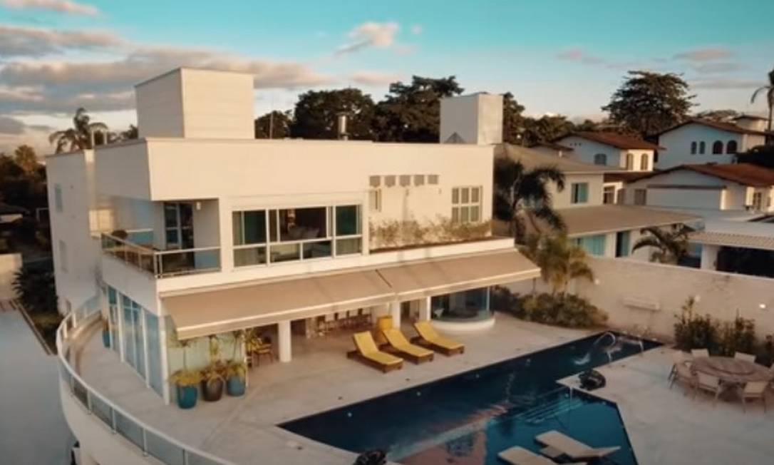 Cantor celebra aniversário com luxos e conquistas de milhões! Cantor celebra aniversário com luxos e conquistas de milhões!