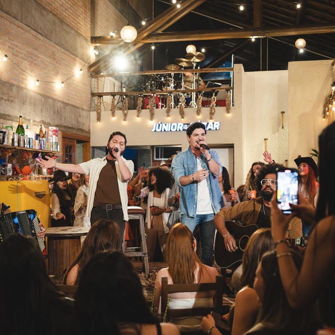 Júnior & Cézar celebram trajetória com a coletânea “As Melhores” Júnior & Cézar celebram trajetória com a coletânea "As Melhores"