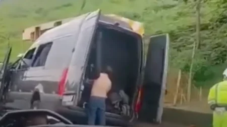 Vaza vídeo do acidente que matou irmão de Chitãozinho & Xororó Imagens mostram a gravidade da batida que tirou a vida de Mauri, da dupla Maurício & Mauri (Foto: Reprodução Video)