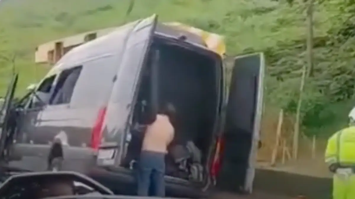 Vaza vídeo do acidente que matou irmão de Chitãozinho & Xororó Imagens mostram a gravidade da batida que tirou a vida de Mauri, da dupla Maurício & Mauri (Foto: Reprodução Video)