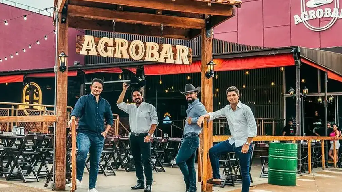 Conheça o Agrobar, rede de bares que conquistou Luan Pereira e o agronejo Pedro Elero e JP Albuquerque, nos cantos, da Fancore, e Rodolfo Alessi e Raphael Soares, da Agroplay: grupos se uniram para expansão dos rb (skaltemir / Fancore/Divulgação)