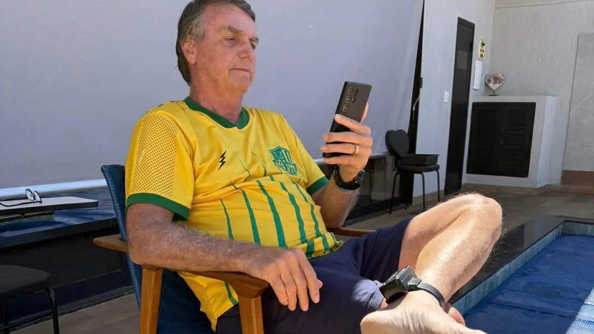 Música sertaneja sobre tornozeleira de Bolsonaro viraliza e domina as redes sociais Hit sertanejo ironiza tornozeleira de Bolsonaro e vira febre no TikTok (Foto: reprodução Redes Sociais)