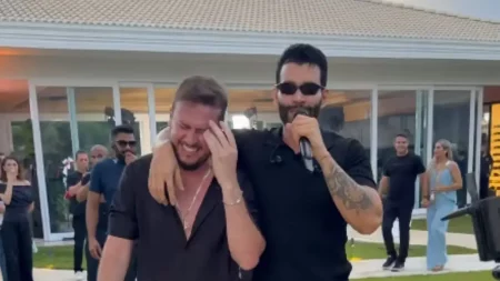 Gusttavo Lima surpreende Zé Elias com ônibus de luxo durante live (Foto: Redes Sociais)