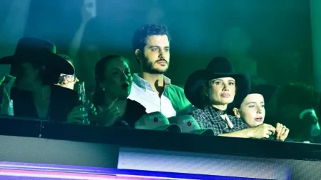 Novo affair? Paula Fernandes é flagrada com moreno misterioso; veja fotos Flagra no Navio de Barretos levanta rumores sobre nova relação da cantora (Foto: Divulgação)