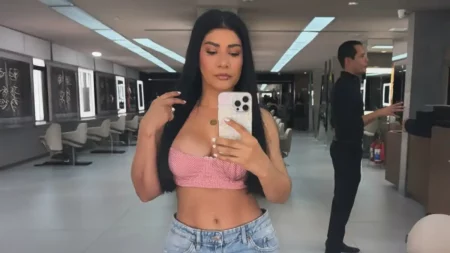 Em rara aparição, Simaria Mendes surpreende ao exibir cintura finíssima Longe dos holofotes, Simaria reaparece com corpo enxuto e fãs vão à loucura (Foto: Reprodução Instagram)