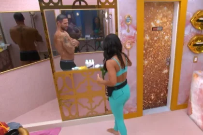 BBB 26: Flerte entre Jonas e Maxiane no banho; veja como foi