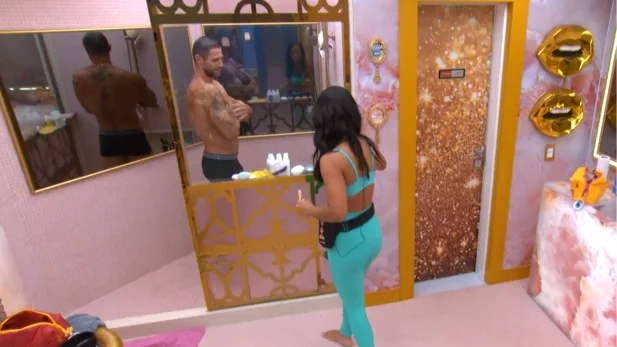 BBB 26: Flerte entre Jonas e Maxiane no banho; veja como foi