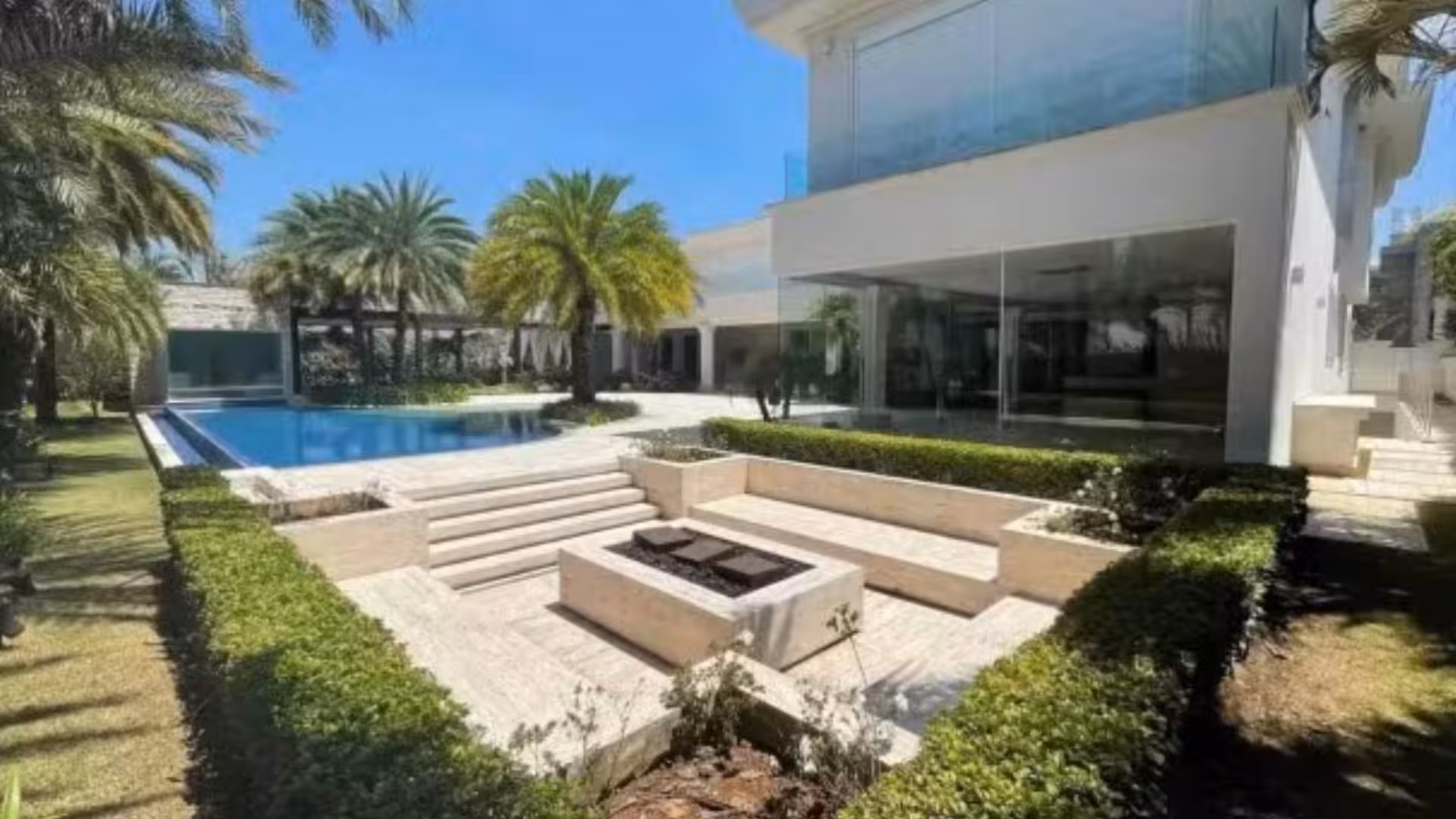 Cantor sertanejo vende mansão de R$ 50 milhões por motivo curioso