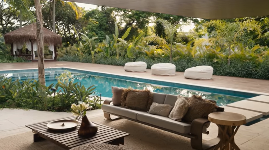 Cantora com R$ 500 milhões inicia turnê e vive em mansão luxuosa