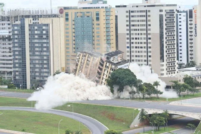 Destroços da implosão do Torre Palace atingem hotel ao lado