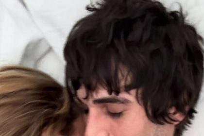 Fiuk compartilha fotos deitado com loira e público reage