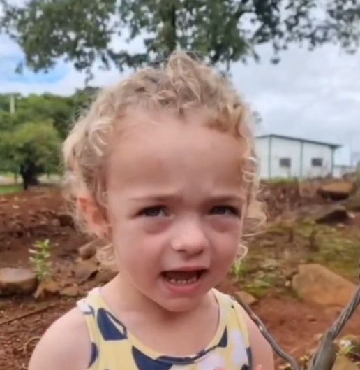Garota fascina ao interpretar clássica sertaneja dos anos 80