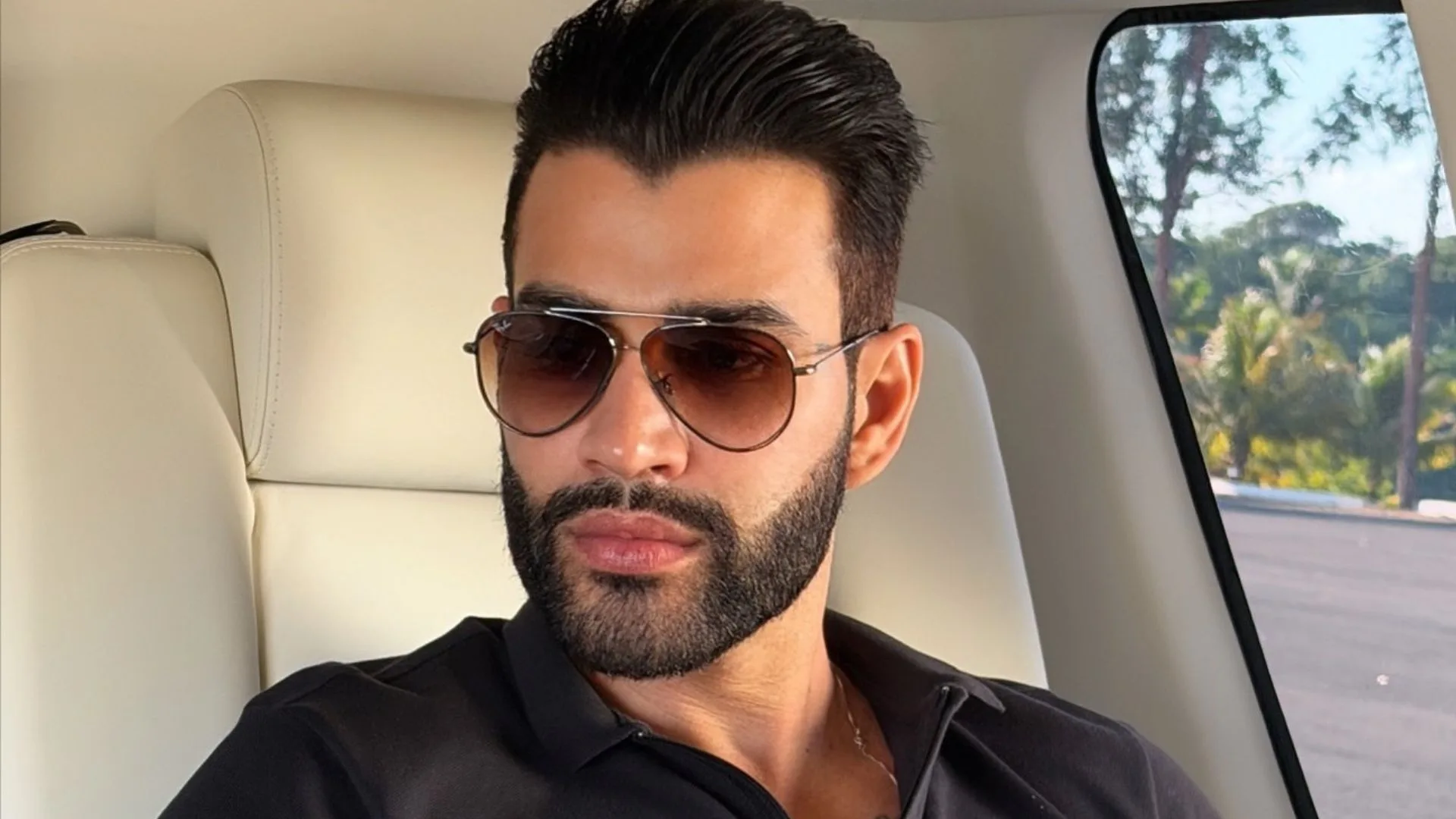 Gusttavo Lima se diverte com a nova garrafa de whisky!