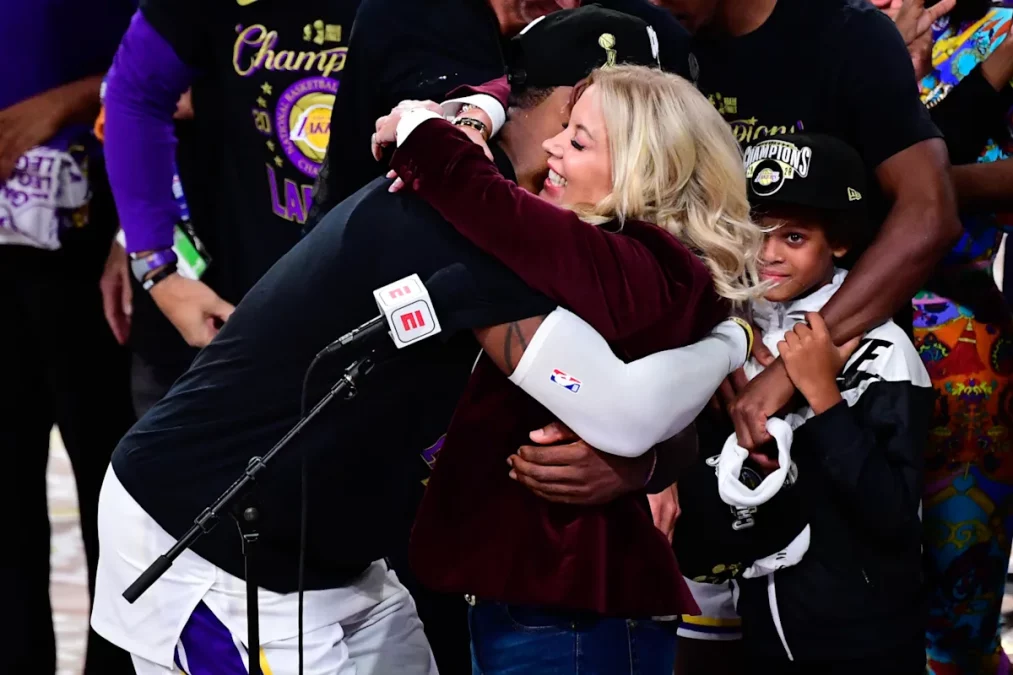 Jeanie Buss refuta boato sobre LeBron e a escolha de Bronny