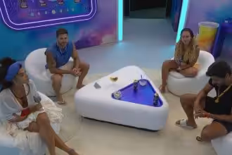 Jonas escolhe vídeo da família no Presente do Anjo - BBB 26