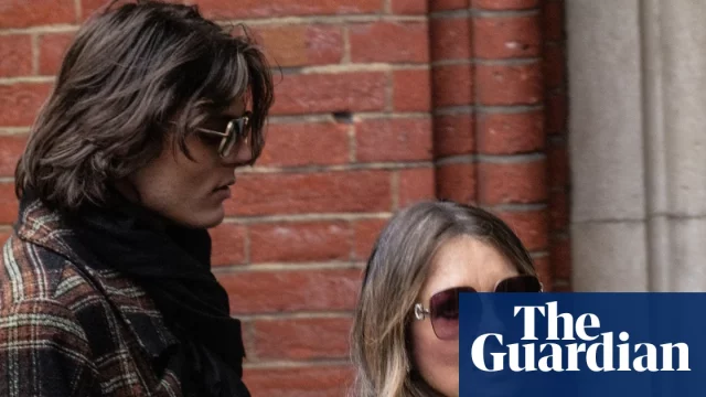 Liz Hurley denuncia publicação por grampear sua janela