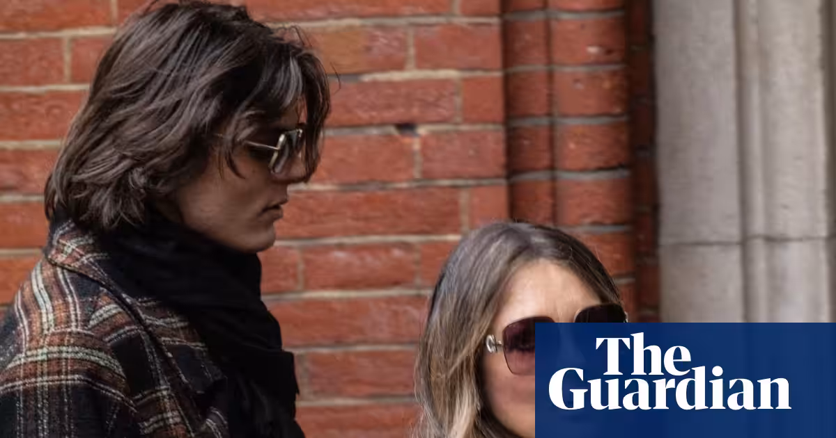 Liz Hurley denuncia publicação por grampear sua janela