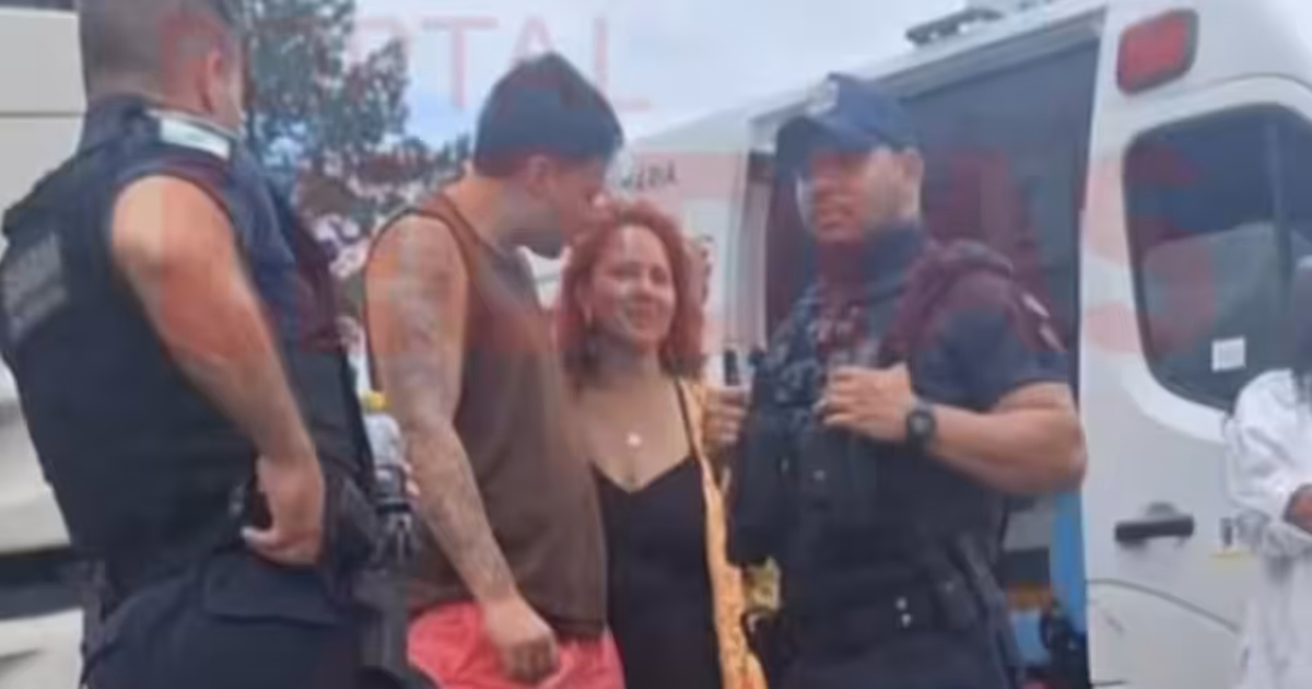 Pedro é filmado a caminho da clínica psiquiátrica.