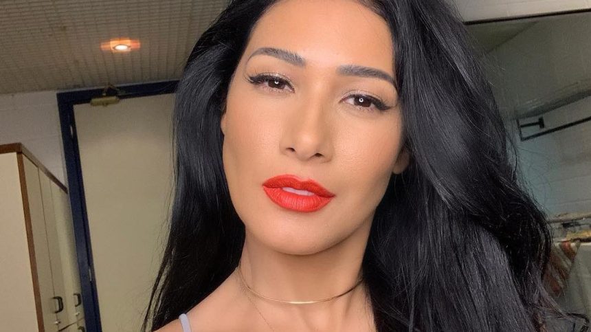 Simaria fatura vendendo comida após separação de Simone